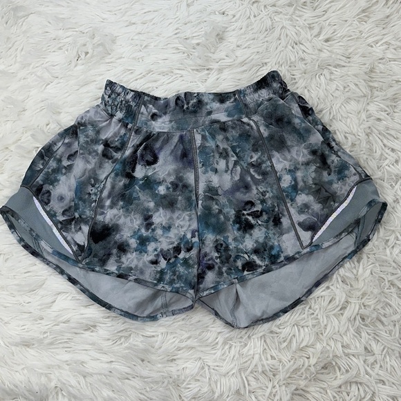 Lululemon Hotty Hot Low Rise Short 4" Kaleidofloral Multi / Blue Cast - Picture 2 of 5